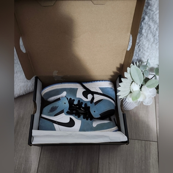 Jordan 1 Retro High OG University Blue (PS) Size 2.5 - Picture 3 of 6
